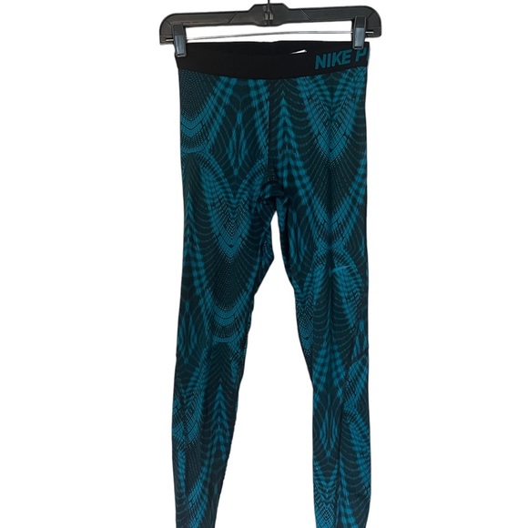 Nike pro size small - Picture 3 of 10